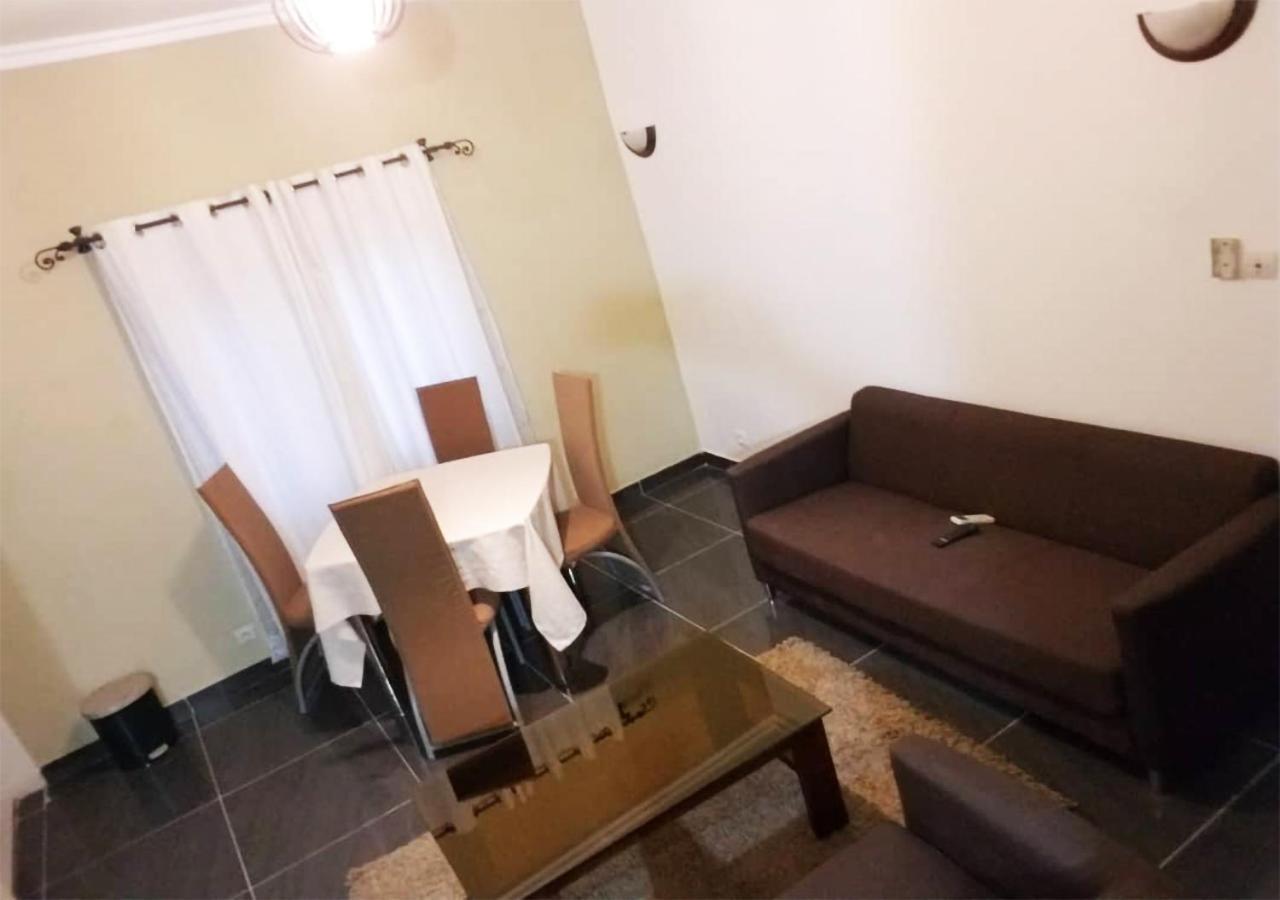Hotel Yabisso Ломе Екстериор снимка