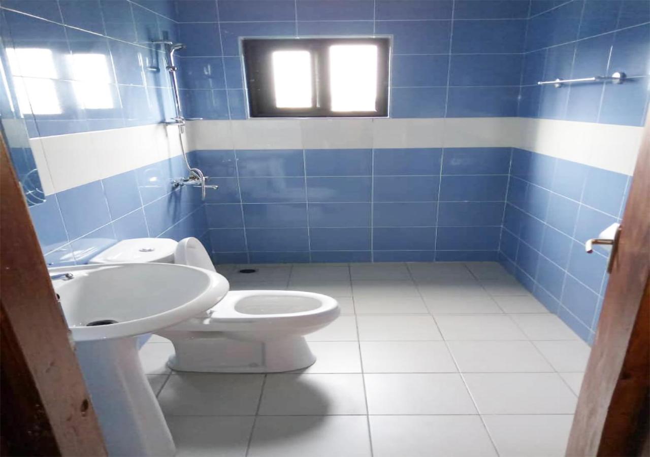 Hotel Yabisso Ломе Екстериор снимка