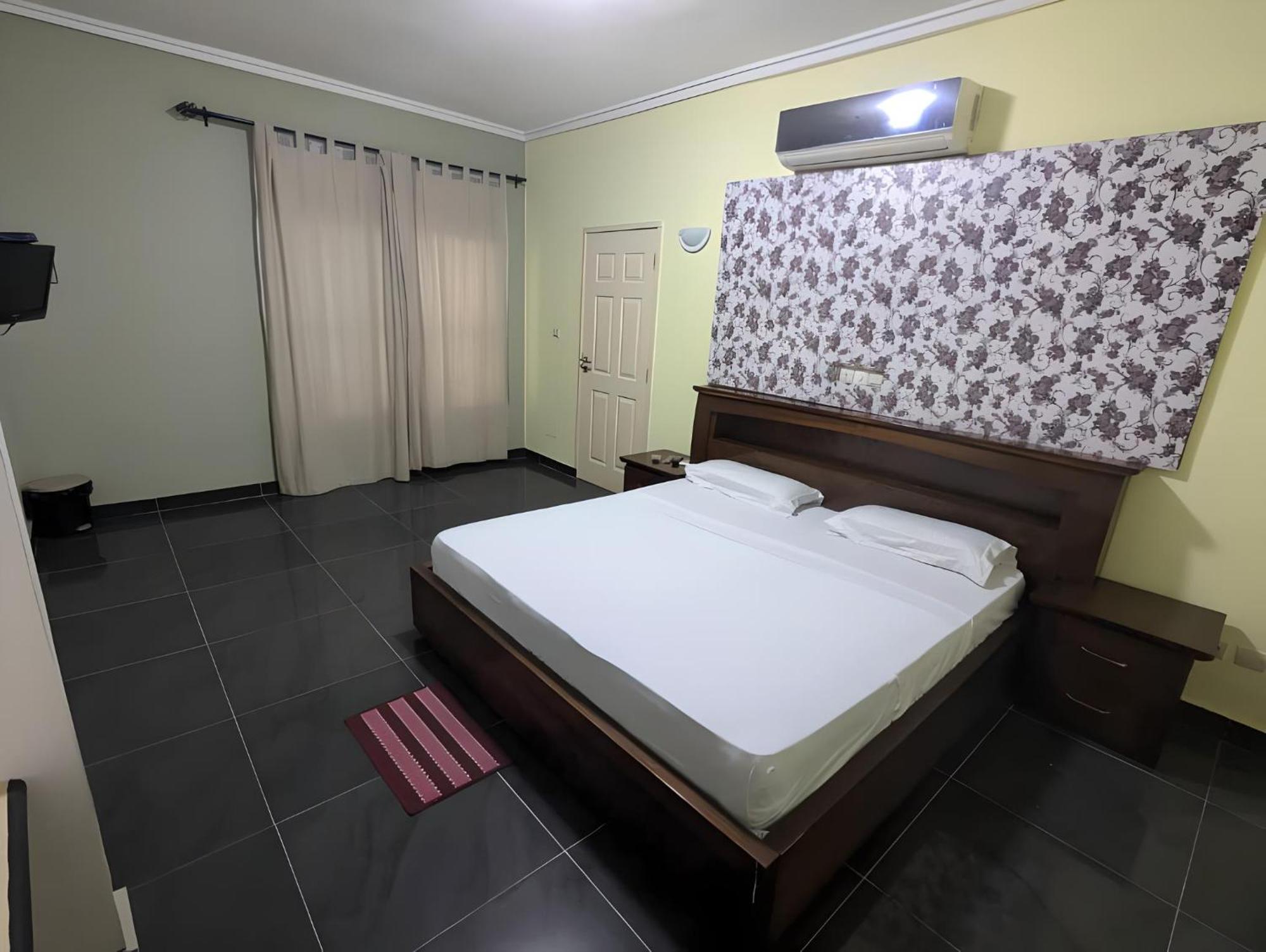 Hotel Yabisso Ломе Екстериор снимка