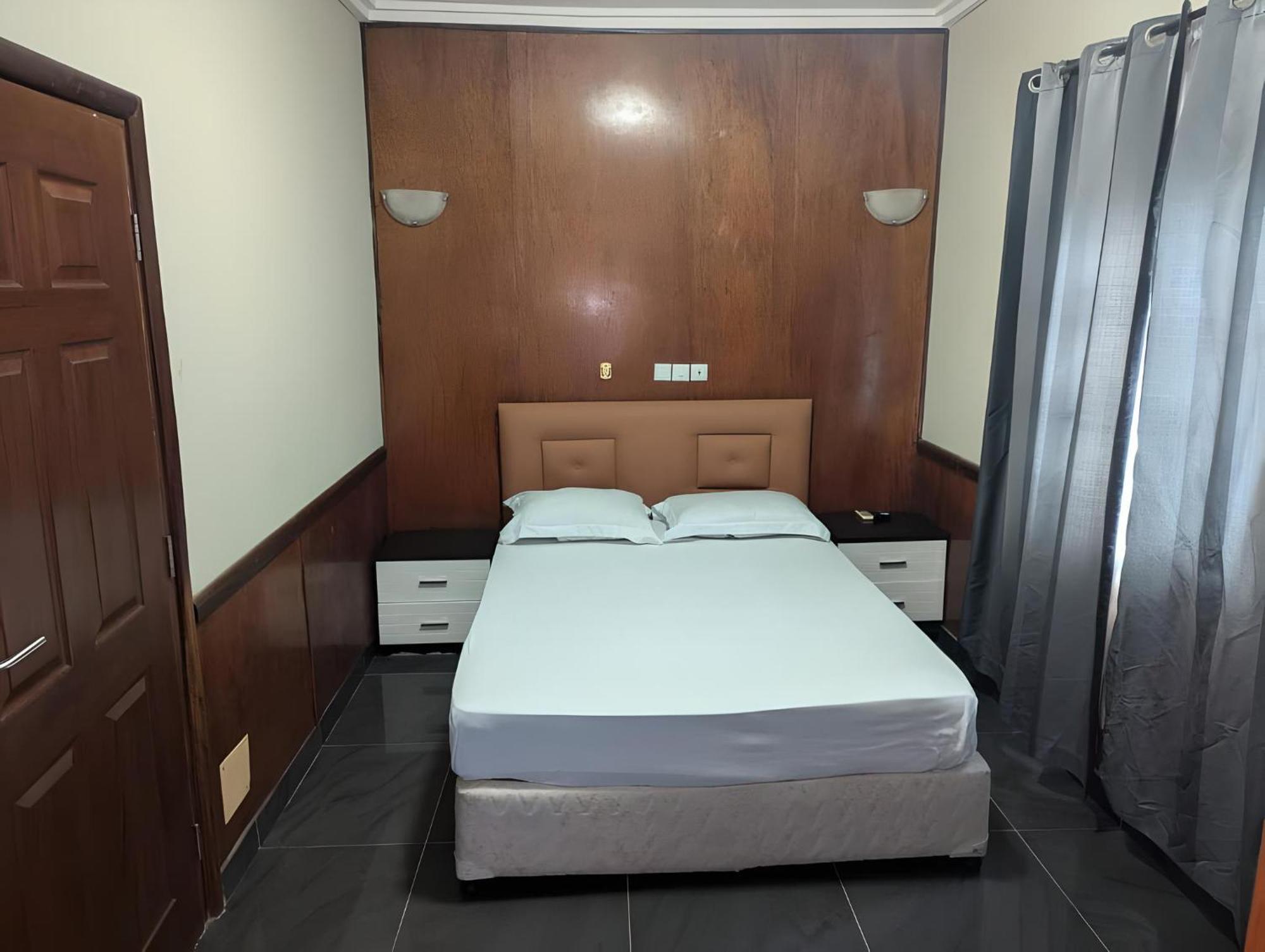 Hotel Yabisso Ломе Екстериор снимка