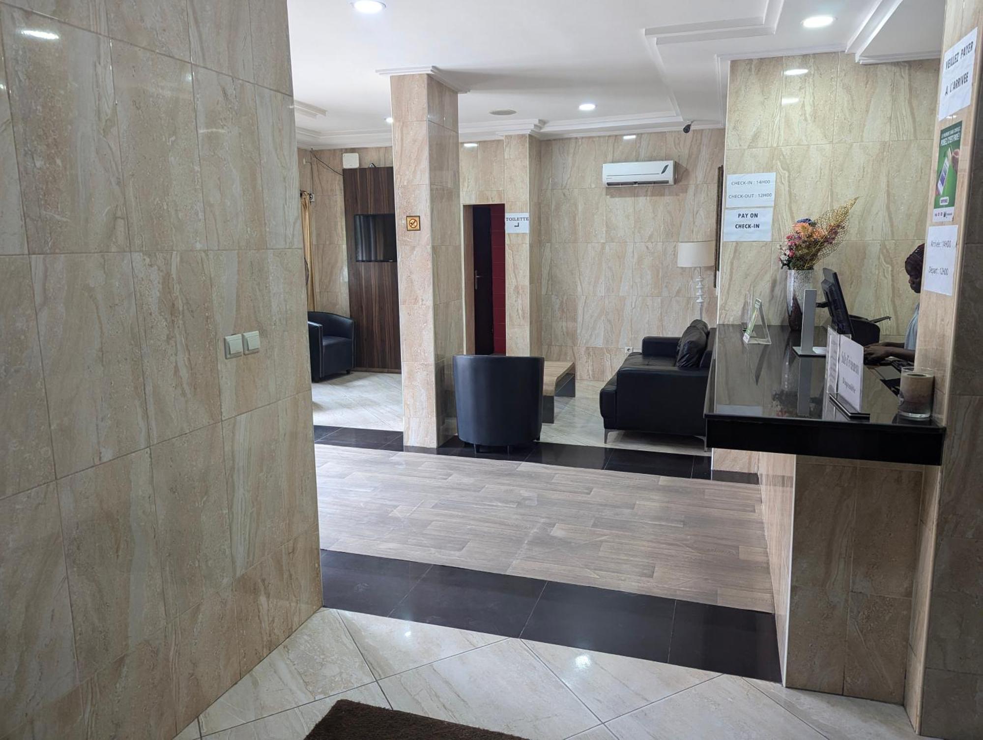 Hotel Yabisso Ломе Екстериор снимка