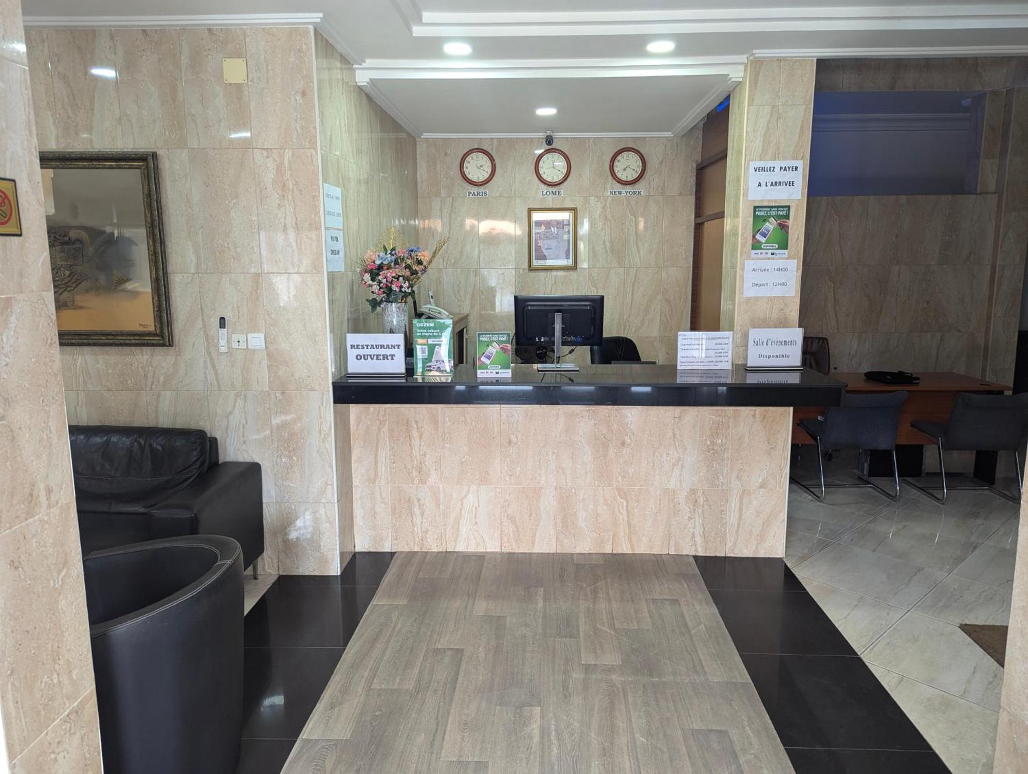 Hotel Yabisso Ломе Екстериор снимка