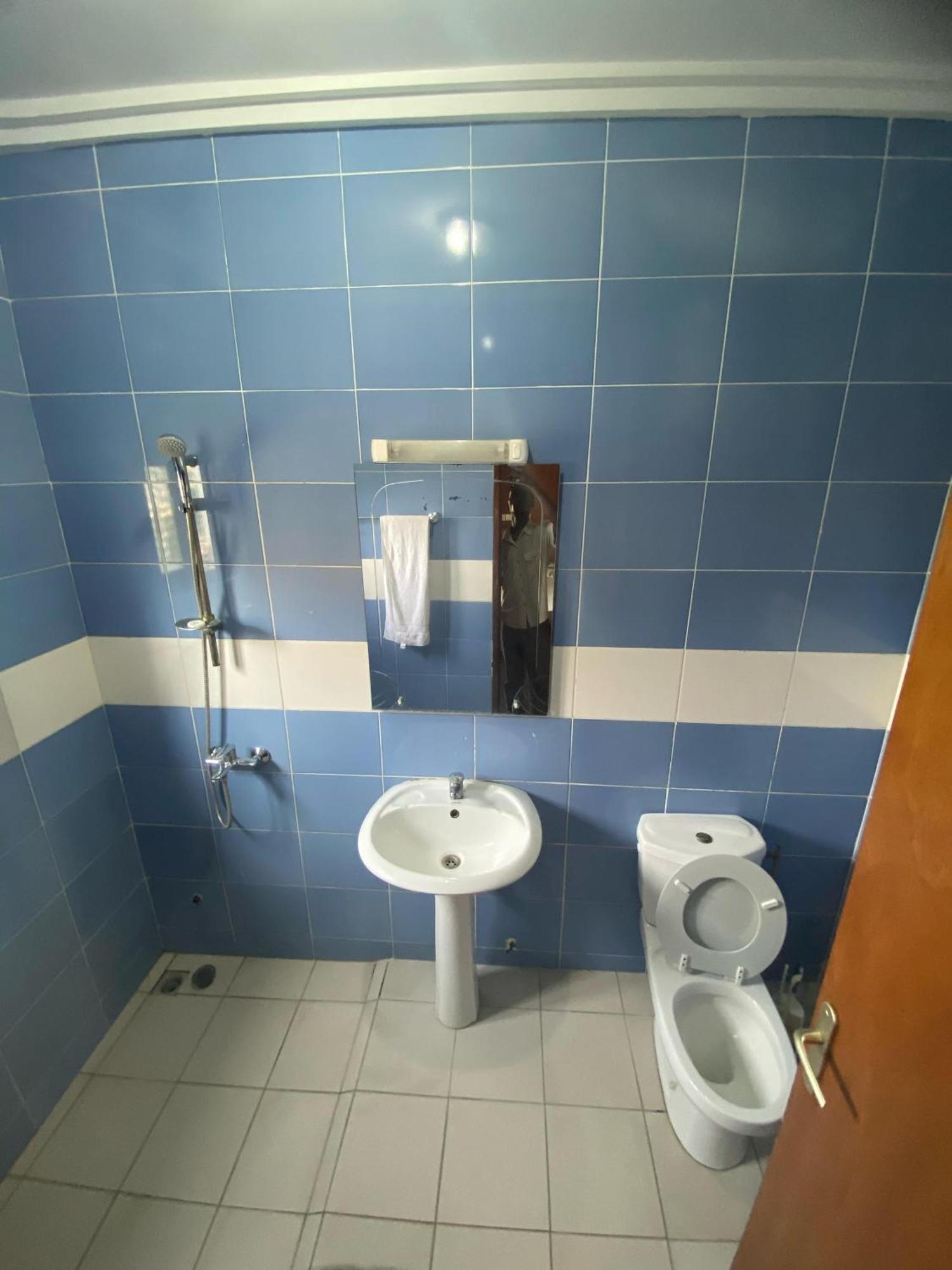 Hotel Yabisso Ломе Екстериор снимка