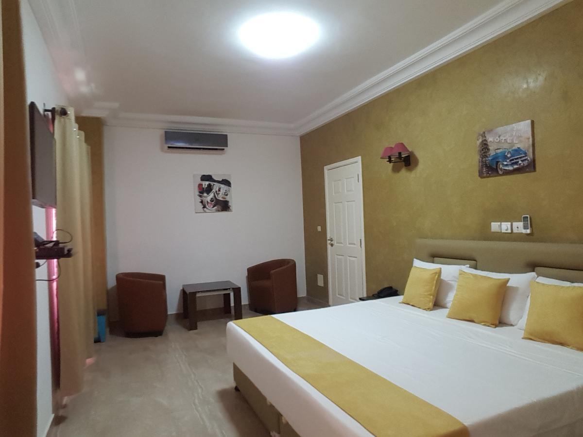 Hotel Yabisso Ломе Екстериор снимка