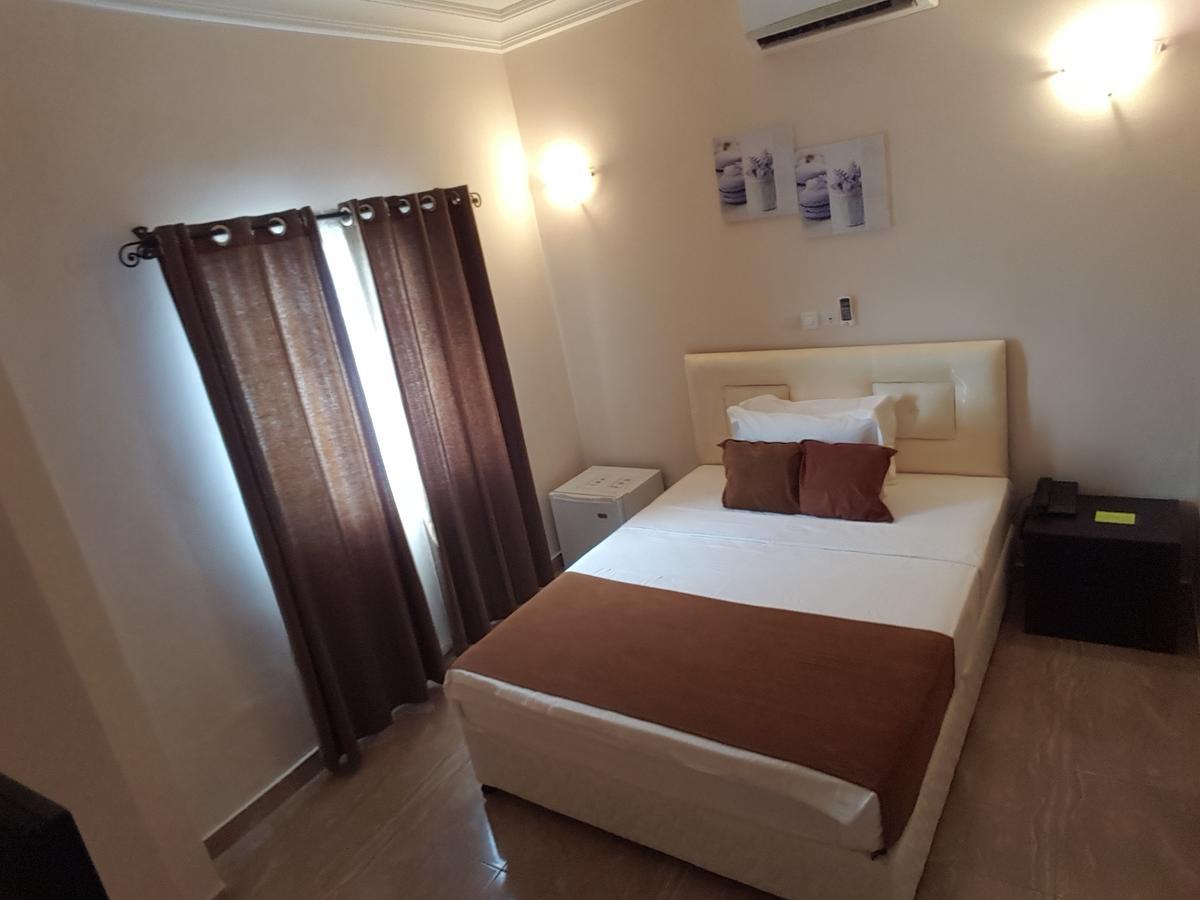 Hotel Yabisso Ломе Екстериор снимка