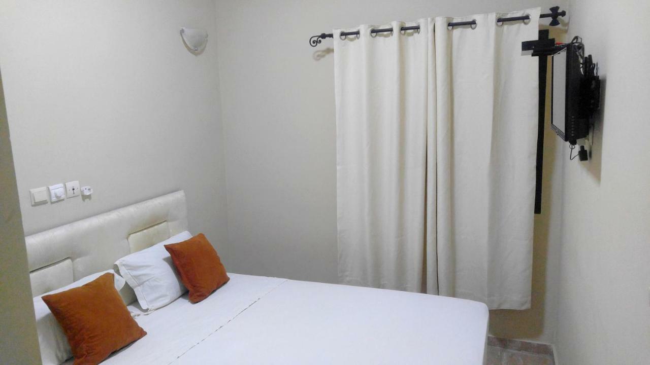 Hotel Yabisso Ломе Екстериор снимка